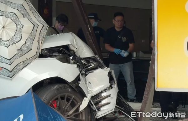 ▲警方在肇事休旅車中發現水果刀、一疊現金與護照。(圖/記者許權毅攝)