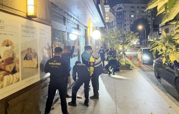 ▲桃園警分局員警昨晚執行防制車手勤務時,察覺馬來西亞籍許姓男子操作ATM時神情緊張,跟監後察覺疑為車手,隨後繼續至其他超商領錢,員警趁其與同夥接應時查獲到案。(圖/桃園警分局提供)