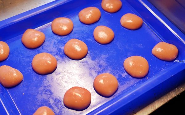 ▲▼桃園傳統古早味手工純糯米「康家客家手工麻糬」粉紅少女麻糬每日限量20盒。(圖/部落客Mika提供)