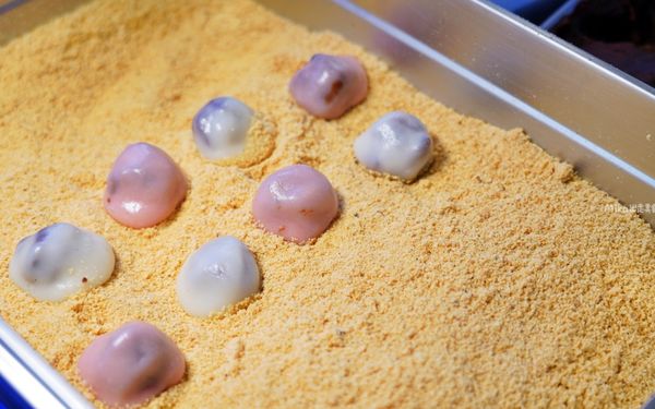 ▲▼桃園傳統古早味手工純糯米「康家客家手工麻糬」粉紅少女麻糬每日限量20盒。(圖/部落客Mika提供)