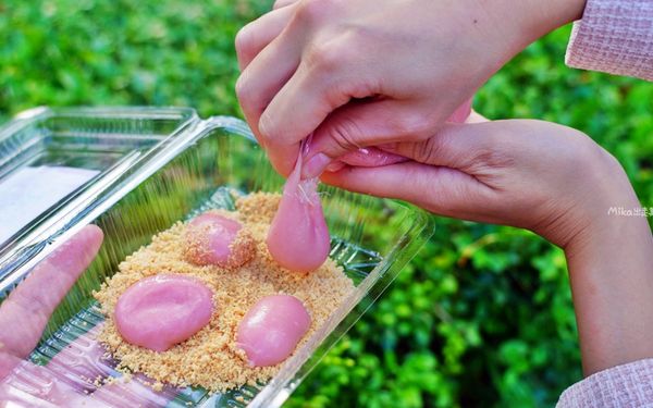 ▲▼桃園傳統古早味手工純糯米「康家客家手工麻糬」粉紅少女麻糬每日限量20盒。(圖/部落客Mika提供)