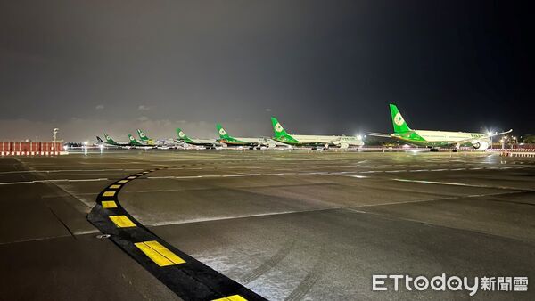 ▲▼臨時過夜機坪第一期已於7月25日啟用9個停機位,第二期預計明年春節前全數完工。(圖/機場公司提供)