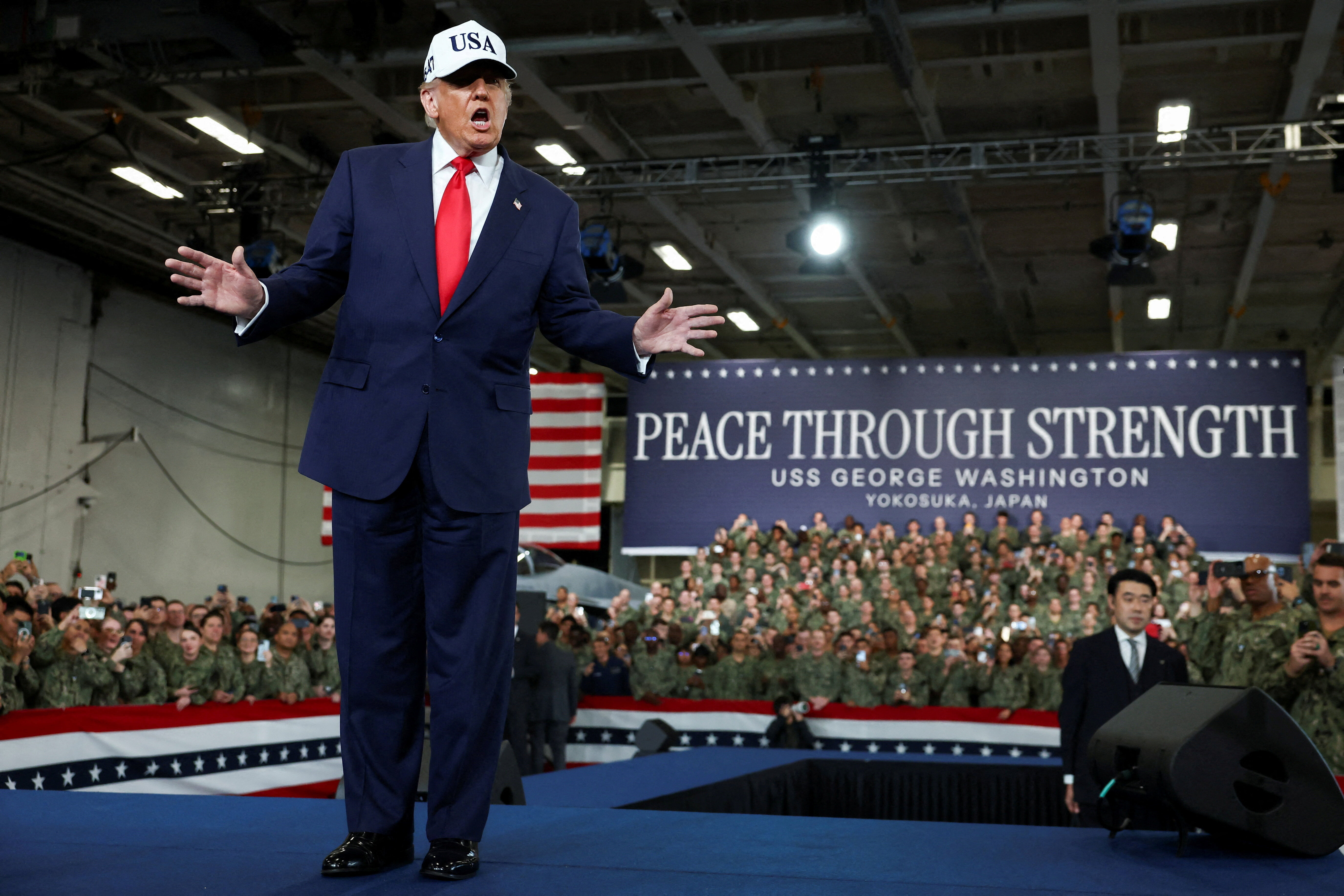 ▲▼ 川普28日視察美軍駐橫須賀基地。(圖/路透)