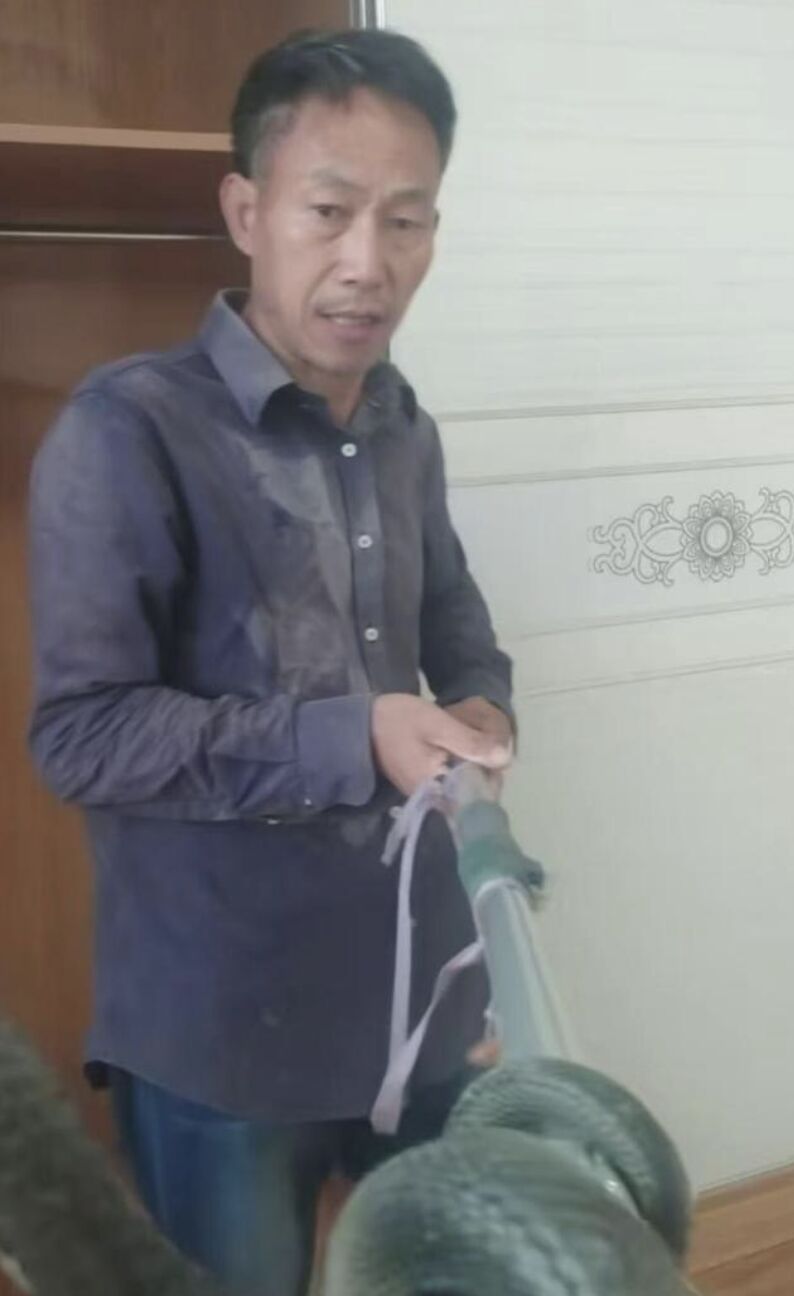 ▲陸59歲網紅直播抓雨傘節被咬,嫌血清太貴未就醫後失蹤。(圖/翻攝瀟湘晨報)