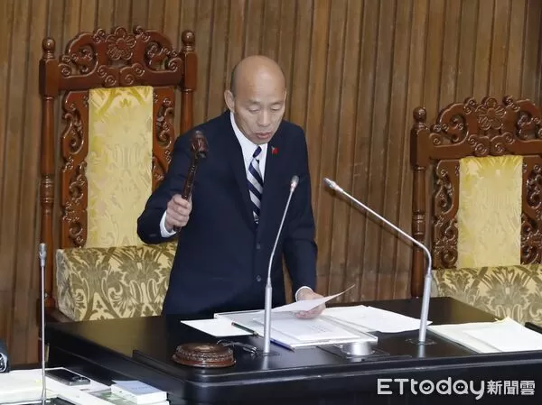 ▲▼立法院28日完成道交條例部分條文修正草案三讀後,院長韓國瑜敲下議事槌。(圖/記者湯興漢攝)