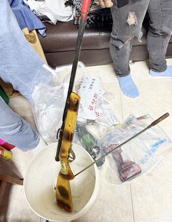 ▲中壢警方於10月20日在宜蘭縣五結鄉等處查獲張姓男子非法持有土製獵槍等證物。(圖/中壢警方提供)