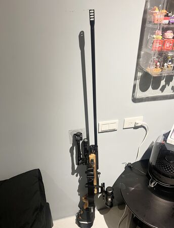 ▲中壢警方於10月20日在宜蘭縣五結鄉等處查獲張姓男子非法持有土製獵槍,其中還裝有專業熱顯示儀、瞄準鏡等配備。(圖/中壢警方提供)