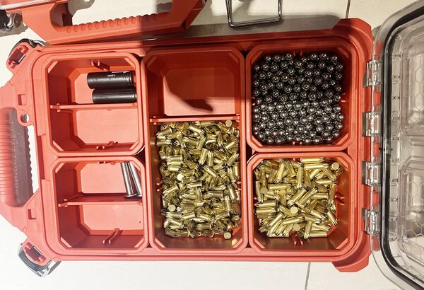 ▲中壢警方日前跨縣市在宜蘭縣五結鄉等處查獲張姓男子非法持有土製獵槍與改造工具,圖為查獲之鋼珠與工具等證物。(圖/中壢警方提供)