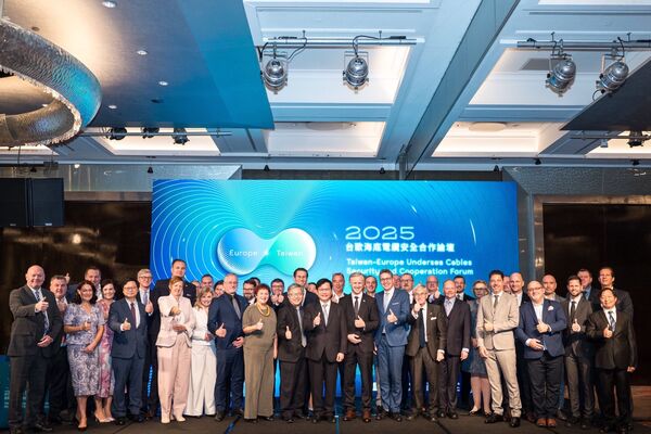 ▲▼外交部長林佳龍與福爾摩沙俱樂部成員及論壇與談人合影。(圖/外交部提供)