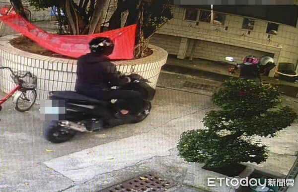 ▲台南安南區銀樓27日下午遭男子持鐵鎚及辣椒水搶劫,警方6小時內迅速破案,抓回36歲黃姓犯嫌,追回黃金贓物。(記者林東良翻攝,下同)