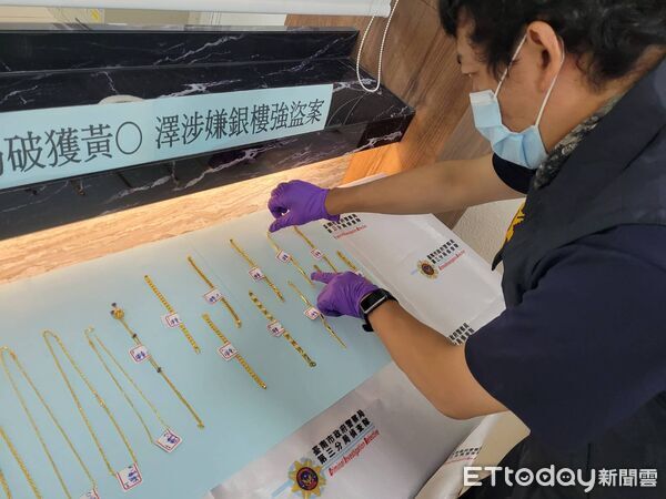 ▲台南安南區銀樓27日下午遭男子持鐵鎚及辣椒水搶劫,警方6小時內迅速破案,抓回36歲黃姓犯嫌,追回黃金贓物。(記者林東良翻攝,下同)