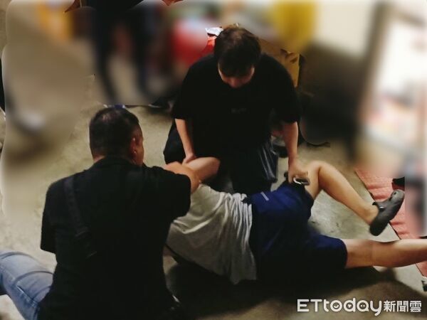 ▲台南安南區銀樓27日下午遭男子持鐵鎚及辣椒水搶劫,警方6小時內迅速破案,抓回36歲黃姓犯嫌,追回黃金贓物。(記者林東良翻攝,下同)