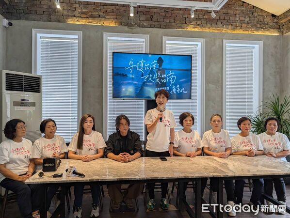 ▲陳亭妃於台南霜花亭舉行「守護台南 改變台南」影片記者會,志工媽媽與母親共同出席,場面溫馨感人。(記者林東良翻攝,下同)