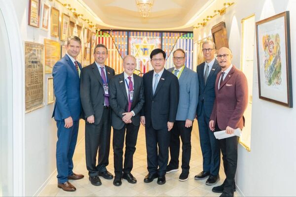 ▲▼外交部長林佳龍(中)與AIPAC會長卡明斯基(Bernard Kaminetsky,左三)、董事會主席圖卿(Michael Tuchin,左二)、執行長布蘭特(Elliot Brandt,左一)、國際事務主任施奈德(Stephen Schneider,右三)、營運長克里斯汀森(Arne Christenson,右二)及「薛智偉猶太社區中心」創辦人薛智偉(Jeffrey D. Schwartz,右一)合影。(圖/外交部提供)
