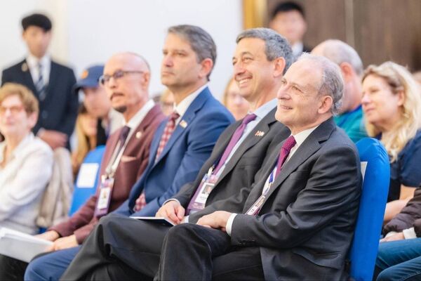 ▲▼(由右至左)AIPAC會長卡明斯基(Bernard Kaminetsky)、董事會主席圖卿(Michael Tuchin)、執行長布蘭特(Elliot Brandt)及「薛智偉猶太社區中心」創辦人薛智偉(Jeffrey D. Schwartz)聆聽外交部長林佳龍致詞。(圖/外交部提供)