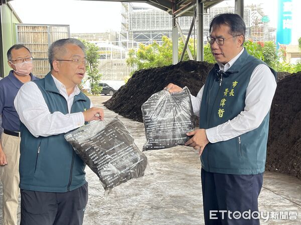 ▲黃偉哲市長28日前往城西廚餘高速發酵廠視察,強調市府已全面啟動防疫措施,確保廚餘收運與去化穩定。(圖/記者林東良翻攝,下同)