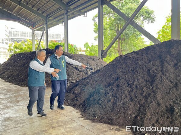 ▲黃偉哲市長28日前往城西廚餘高速發酵廠視察,強調市府已全面啟動防疫措施,確保廚餘收運與去化穩定。(圖/記者林東良翻攝,下同)