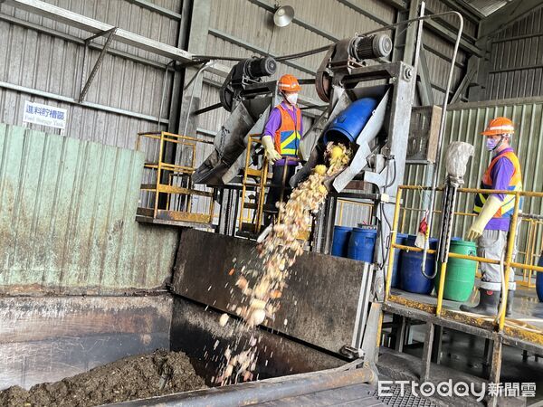 ▲黃偉哲市長28日前往城西廚餘高速發酵廠視察,強調市府已全面啟動防疫措施,確保廚餘收運與去化穩定。(圖/記者林東良翻攝,下同)
