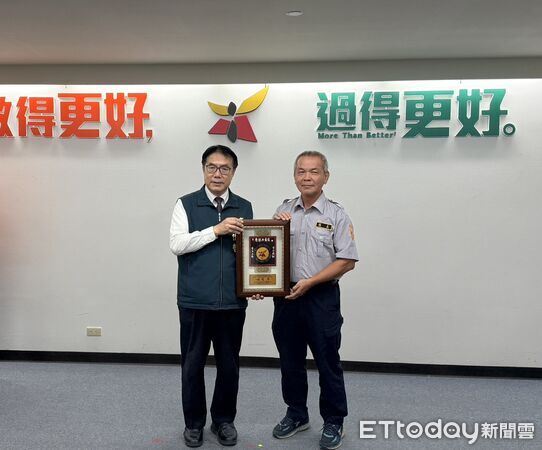▲台南市長黃偉哲頒獎表揚2025年守望相助隊績優單位及阻詐有功人員,肯定基層力量守護治安的付出。(記者林東良翻攝,下同)