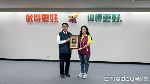 ▲台南市長黃偉哲頒獎表揚2025年守望相助隊績優單位及阻詐有功人員,肯定基層力量守護治安的付出。(記者林東良翻攝,下同)