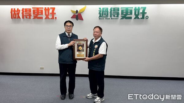 ▲台南市長黃偉哲頒獎表揚2025年守望相助隊績優單位及阻詐有功人員,肯定基層力量守護治安的付出。(記者林東良翻攝,下同)