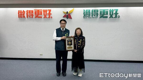 ▲台南市長黃偉哲頒獎表揚2025年守望相助隊績優單位及阻詐有功人員,肯定基層力量守護治安的付出。(記者林東良翻攝,下同)