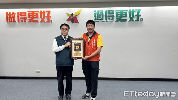 ▲台南市長黃偉哲頒獎表揚2025年守望相助隊績優單位及阻詐有功人員,肯定基層力量守護治安的付出。(記者林東良翻攝,下同)