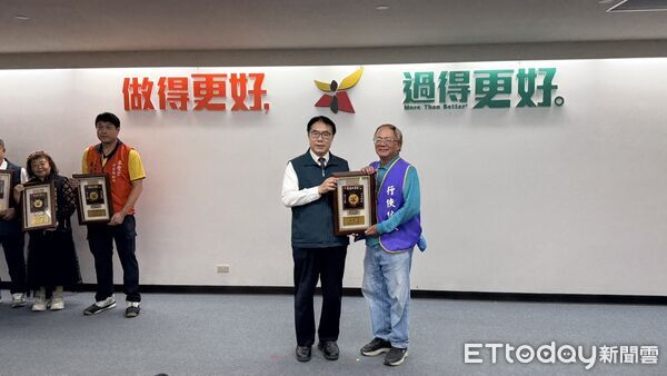 ▲台南市長黃偉哲頒獎表揚2025年守望相助隊績優單位及阻詐有功人員,肯定基層力量守護治安的付出。(記者林東良翻攝,下同)