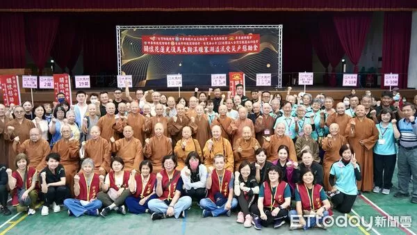 ▲佛教界助花蓮馬太鞍溪堰塞湖受災戶慰助金。(圖/屏東縣佛教會提供)