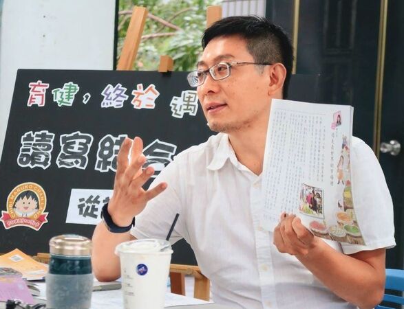 台北教育大學教授許育健是國語文教育權威,地位崇高。(翻攝許育健臉書)