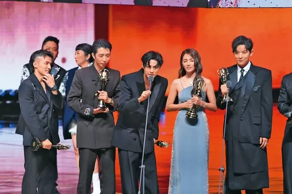 閃兵海嘯恐團滅2/才爽拿金鐘獎主持人獎 「棒棒堂」接連翻車!新北耶誕城又掰了