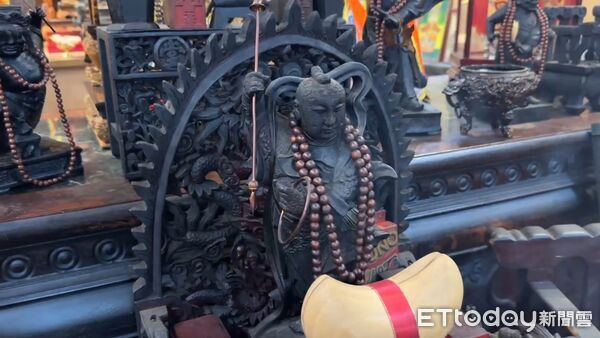 ▲永康詩山鳳山寺太子爺公慶生,信徒用三台平板播放布袋戲、歌仔戲與卡通節目祝壽。(記者林東良翻攝,下同)