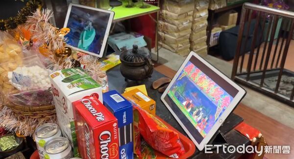 ▲永康詩山鳳山寺太子爺公慶生,信徒用三台平板播放布袋戲、歌仔戲與卡通節目祝壽。(記者林東良翻攝,下同)