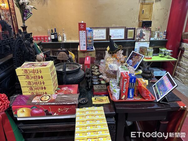 ▲永康詩山鳳山寺太子爺公慶生,信徒用三台平板播放布袋戲、歌仔戲與卡通節目祝壽。(記者林東良翻攝,下同)