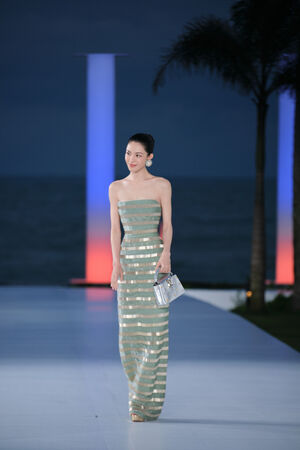 ▲▼王耀慶主持時尚活動,訪問女星鍾楚曦,發言被認為沒禮貌。(圖/翻攝自微博)