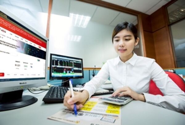 短債ETF熱潮席捲投資市場,月月配息、低波動特性吸引資金湧入,成為民眾資產配置新焦點。(此圖為示意非當事人,來源:鏡週刊資料庫)