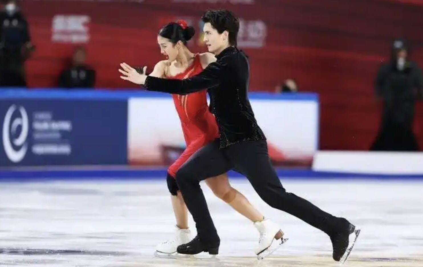 ▲大陸花式滑冰選手組合收「DF-61」導彈玩偶,引起輿論熱議。(圖/翻攝澎湃新聞)