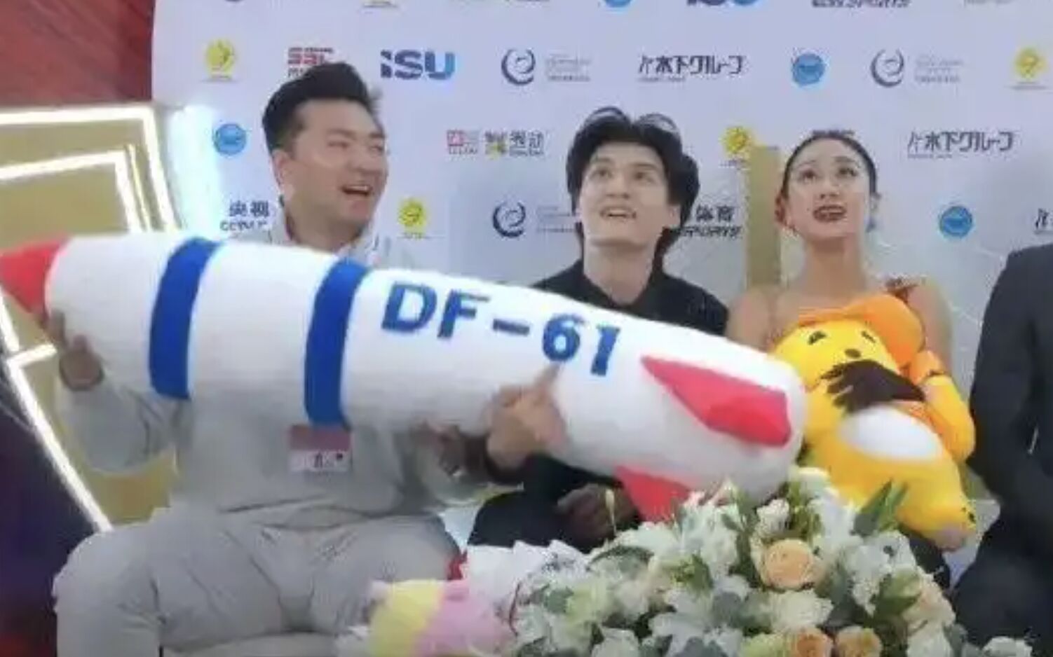 ▲大陸花式滑冰選手組合收「DF-61」導彈玩偶,引起輿論熱議。(圖/翻攝澎湃新聞)