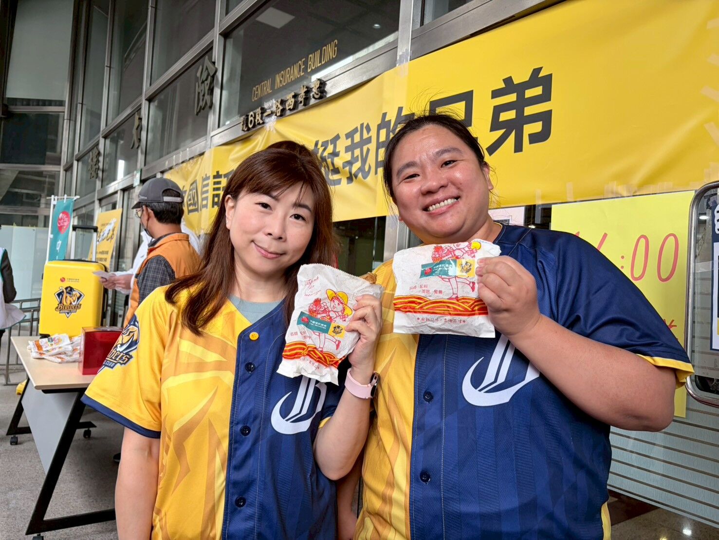 ▲▼中國信託證券發雞排。(圖/中國信託證券提供)