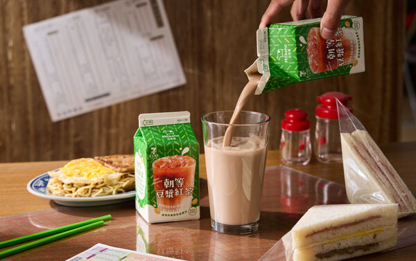 ▲▼7-ELEVEN 與人氣手搖品牌迷客夏合作,獨家推出限定新品「朝等豆漿紅茶」。(圖/業者提供)