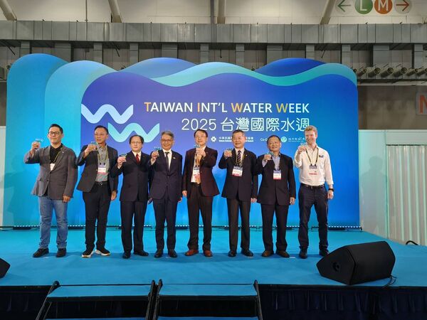 ▲左三起貿協秘書長王熙蒙等為水週揭幕。(圖/記者張佩芬攝)