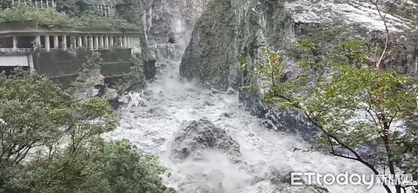 ▲▼溢流水量比之前增大很多且水勢衝擊力道強勁,滾滾泥水向下游奔騰而去,聲勢駭人。(圖/記者王兆麟翻攝,下同)