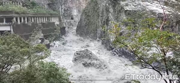 ▲▼溢流水量比之前增大很多且水勢衝擊力道強勁,滾滾泥水向下游奔騰而去,聲勢駭人。(圖/記者王兆麟翻攝,下同)