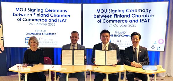 ▲IEAT副理事長許介立(右二)與FCC執行長Juho Romakkaniemi(左二)代表簽署MOU,我駐芬蘭代表處林昶佐代表(右一)、FCC國際處處長Paivi Pohjanheimo(左一)見證觀禮。(圖/IEAT提供)