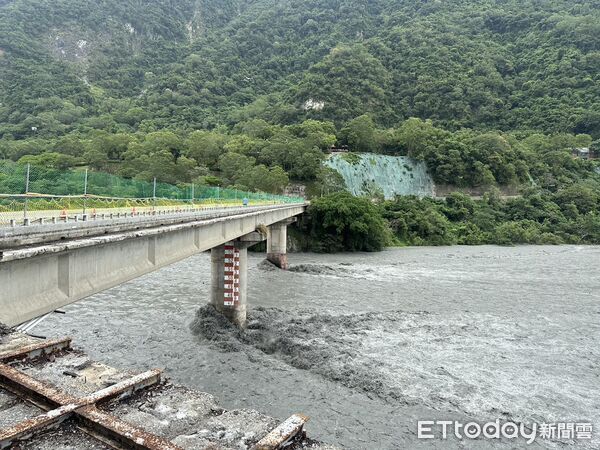▲▼花蓮立霧溪燕子口堰塞湖壩體潰決,下游錦文橋水位上漲。(圖/民眾提供)