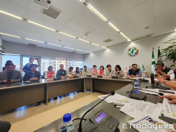 ▲豬瘟風暴!民進黨團轟中市府「官僚殺豬」 點名2人下台負責。(圖/記者游瓊華攝)