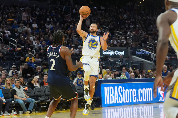 ▲勇士柯瑞持續穩定發揮,幫助球隊在主場大勝快艇。(圖/達志影像/美聯社)