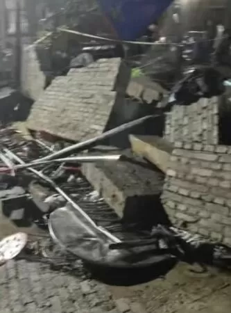 ▲▼葬禮辦一半「牆塌了」 陸6名賓客慘遭壓死。(圖/翻攝澎湃新聞)