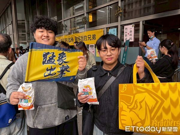 ▲▼中國信託證券發雞排。(圖/中國信託證券提供)