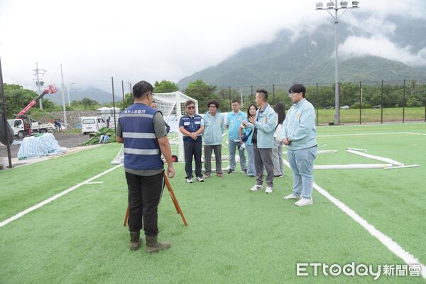 ▲▼花蓮市長魏嘉彥28日偕相關單位人員現場會勘由設計及承包廠商簡報說明。(圖/花蓮市公所提供,下同)